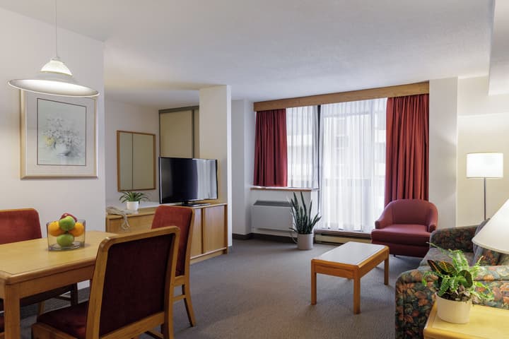Cartier Place Suite Hotel