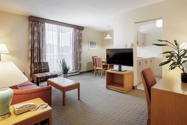 Cartier Place Suite Hotel