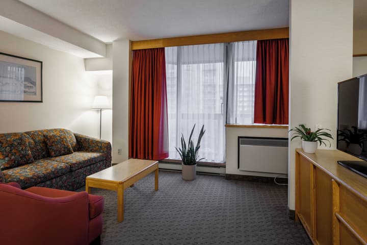 Cartier Place Suite Hotel