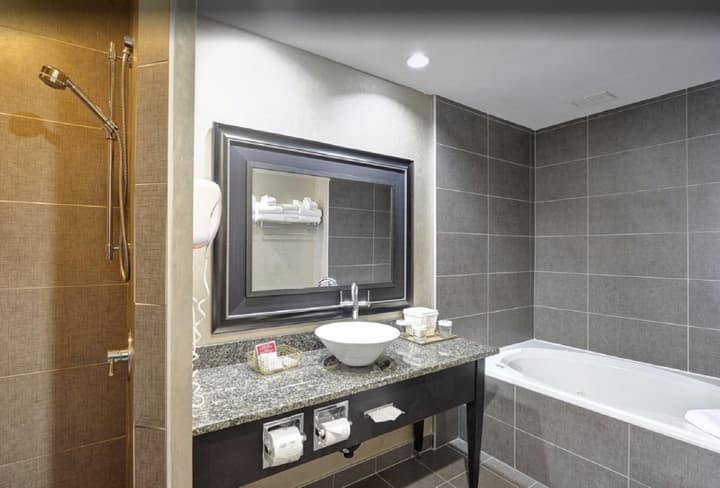 Travelodge by Wyndham Hotel & Convention Centre Quebec City