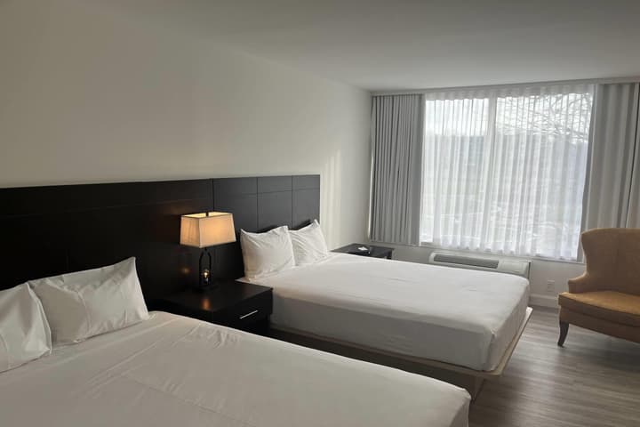 Travelodge by Wyndham Hotel & Convention Centre Quebec City