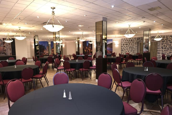 Travelodge by Wyndham Hotel & Convention Centre Quebec City