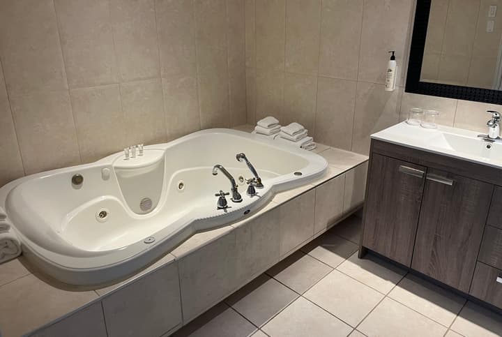 Travelodge by Wyndham Hotel & Convention Centre Quebec City