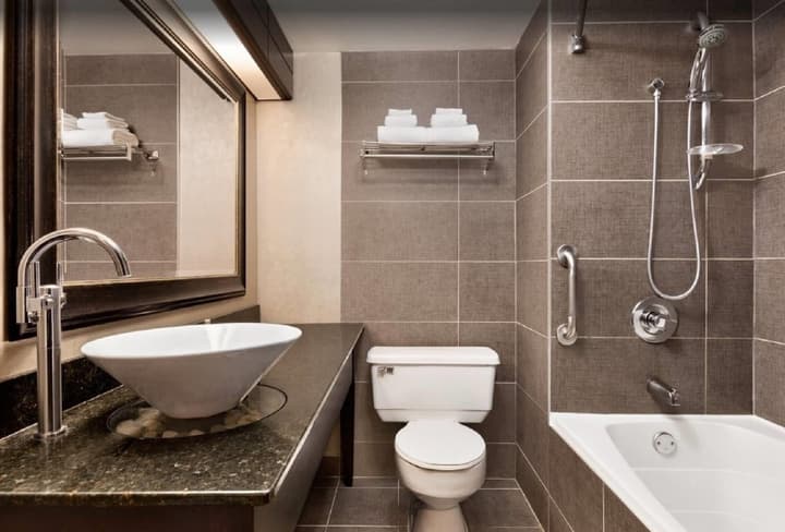 Travelodge by Wyndham Hotel & Convention Centre Quebec City