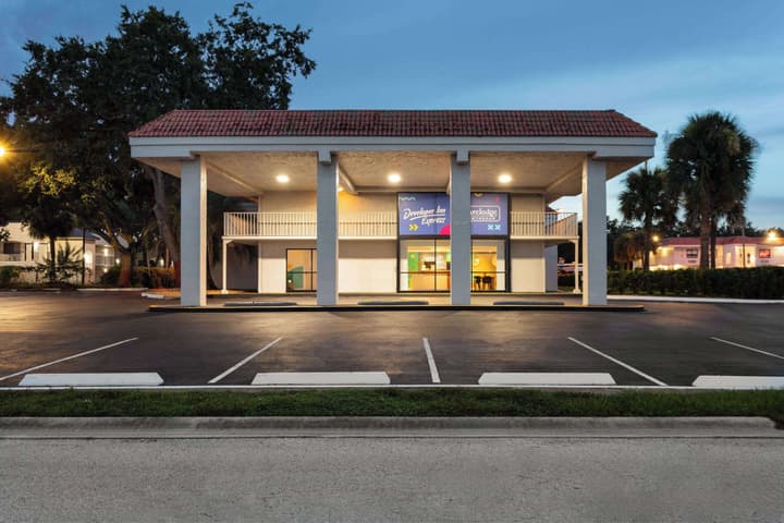 Travelodge by Wyndham Orlando Lake Buena Vista South