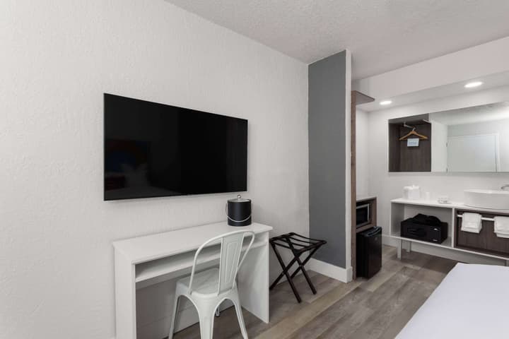 Travelodge by Wyndham Orlando Lake Buena Vista South