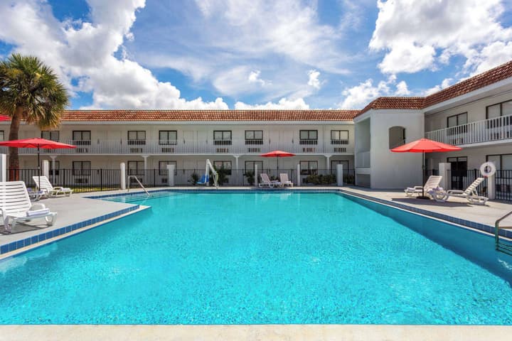 Travelodge by Wyndham Orlando Lake Buena Vista South