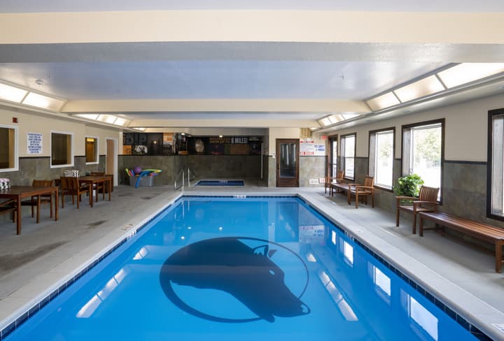 Gray Wolf Inn & Suites