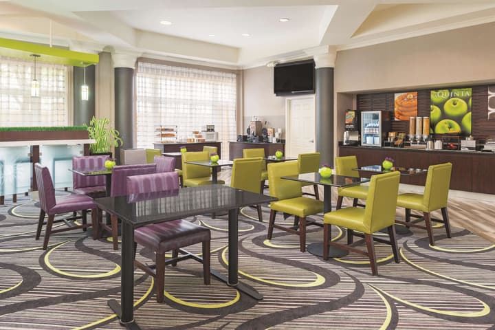 La Quinta Inn & Suites by Wyndham St. Louis Westport