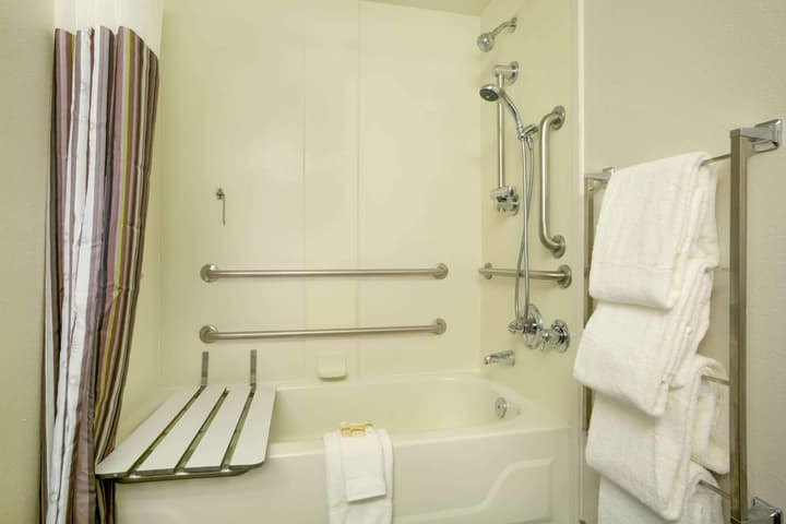 La Quinta Inn & Suites by Wyndham St. Louis Westport