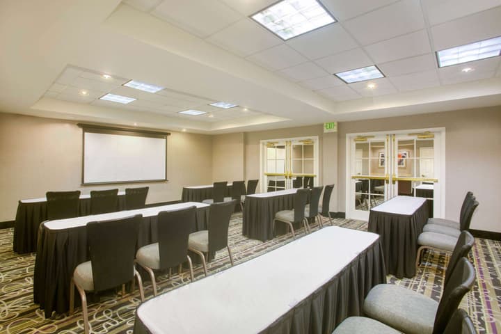 La Quinta Inn & Suites by Wyndham St. Louis Westport