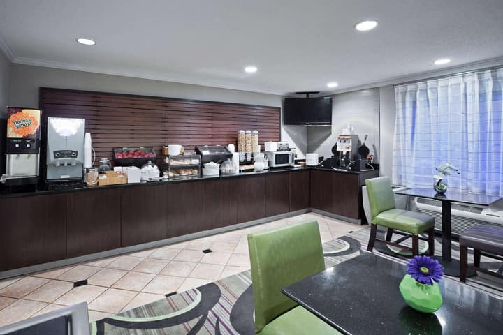 La Quinta Inn & Suites by Wyndham Cleveland Macedonia