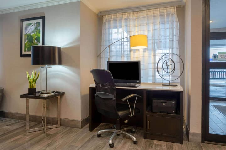 La Quinta Inn & Suites by Wyndham Cleveland Macedonia