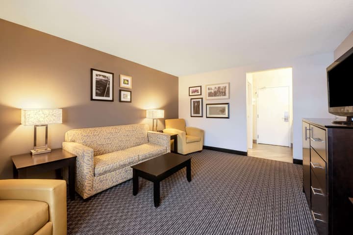 La Quinta Inn & Suites by Wyndham Cleveland Macedonia