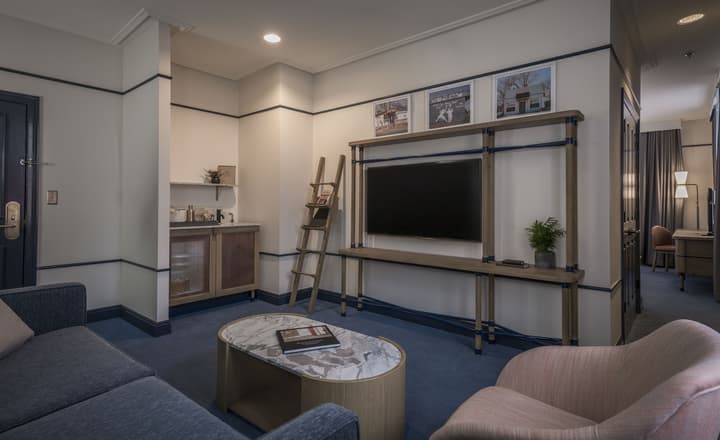 Hu. Hotel