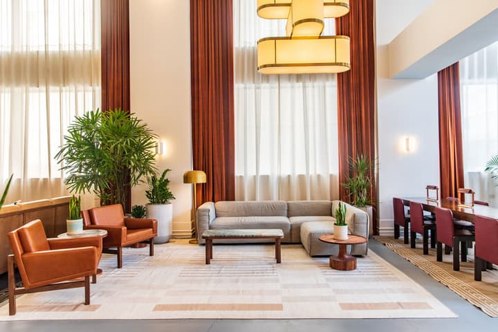 Hu. Hotel
