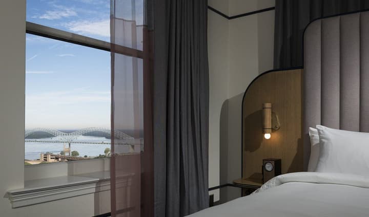 Hu. Hotel