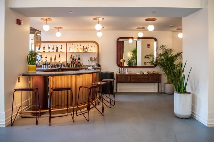 Hu. Hotel