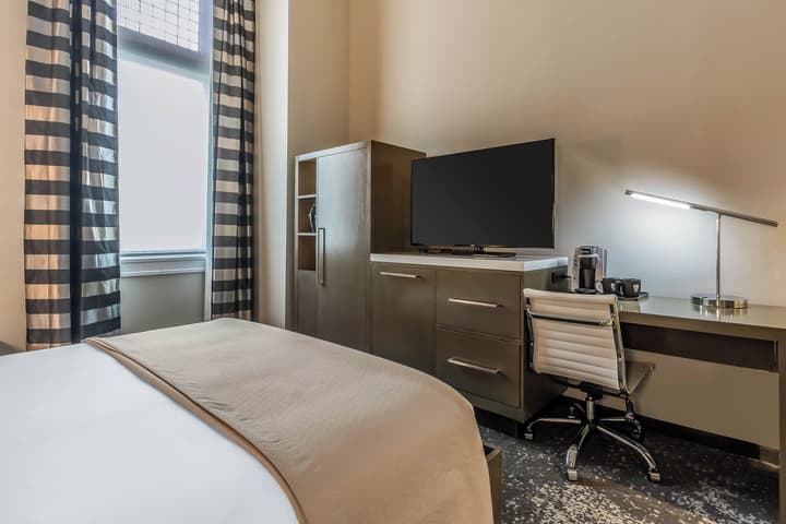 Hu. Hotel