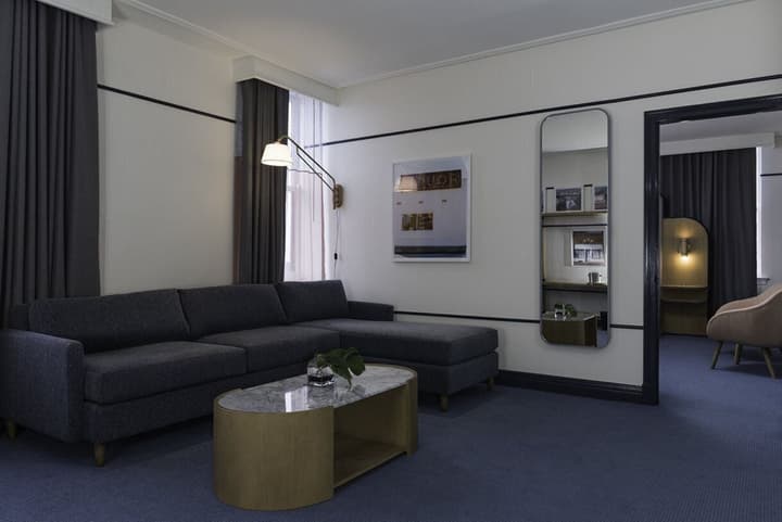 Hu. Hotel