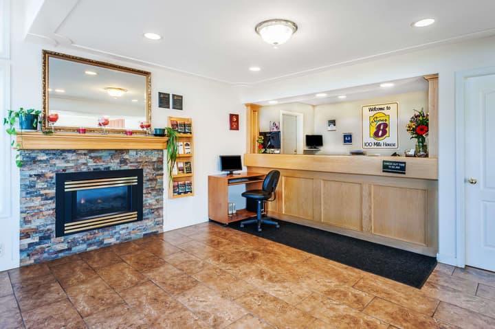 Super 8 by Wyndham 100 Mile House