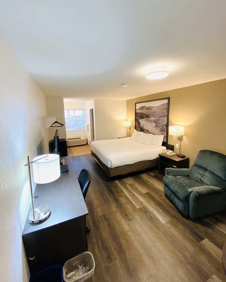Super 8 by Wyndham 100 Mile House