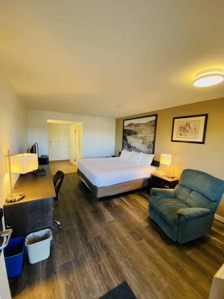 Super 8 by Wyndham 100 Mile House