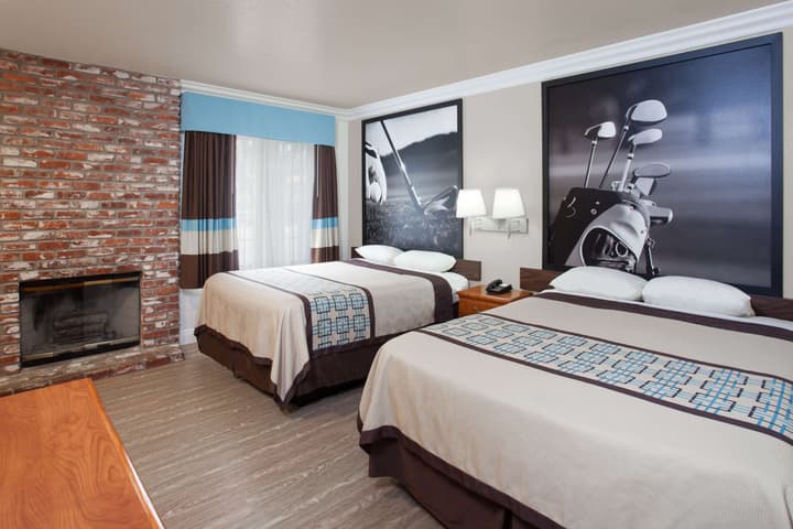 Super 8 by Wyndham Santa Clarita/Valencia
