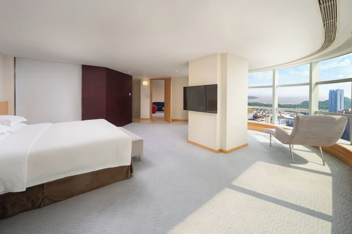Crowne Plaza Zhuhai City Center by IHG