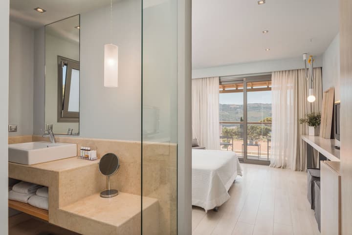 Ino Hotel & Suites