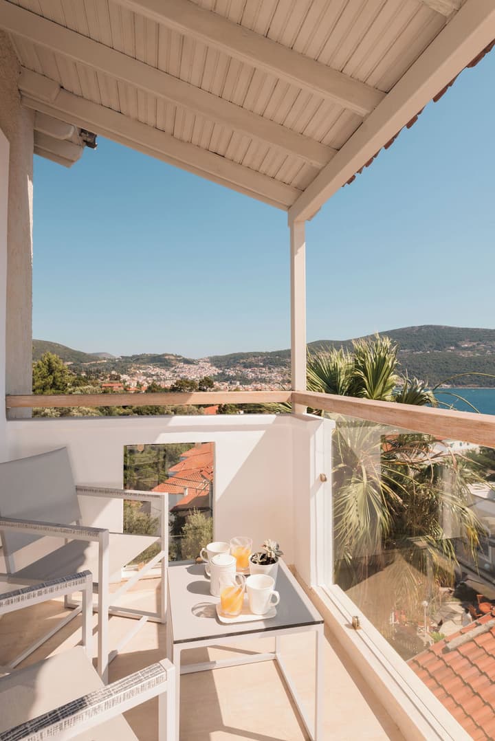 Ino Hotel & Suites