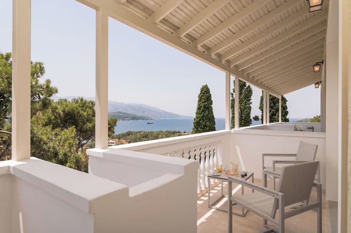 Ino Hotel & Suites