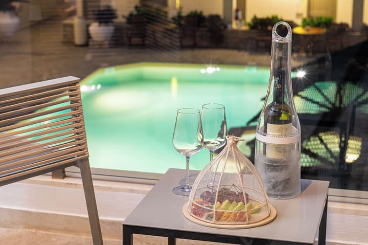 Ino Hotel & Suites