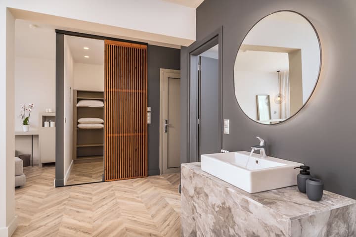 Ino Hotel & Suites
