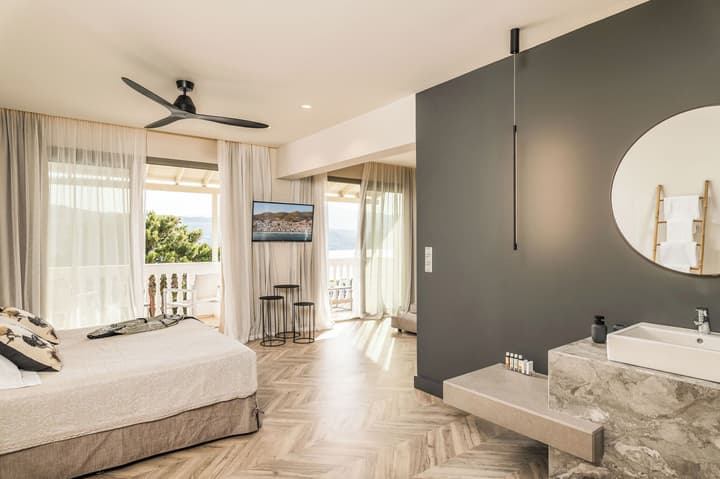 Ino Hotel & Suites