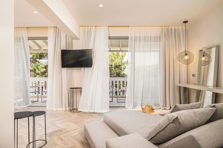 Ino Hotel & Suites