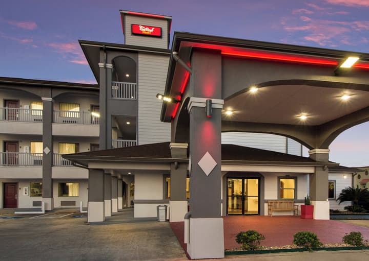Red Roof Inn PLUS+ Galveston - Beachfront