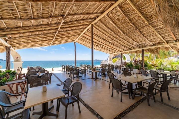 Hotel Castillo Huatulco & Beach Club
