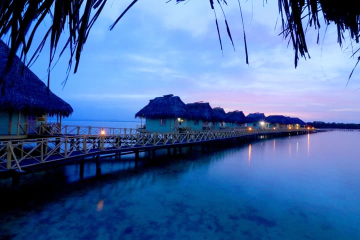 Punta Caracol Acqua Lodge