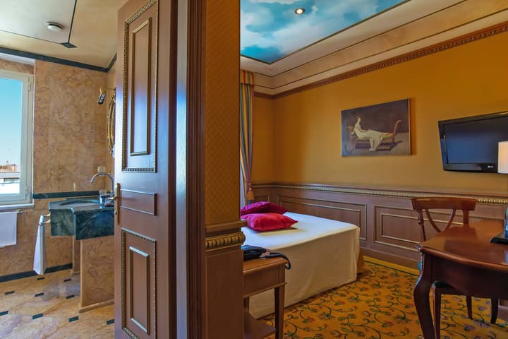 River Palace Hotel