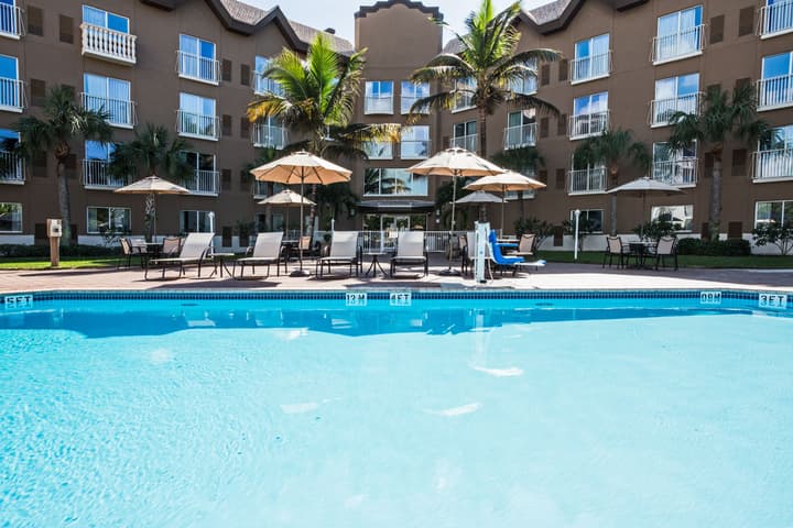 Holiday Inn Express Hotel Naples Downtown - 5th Avenue