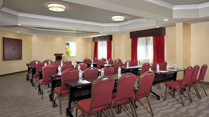Holiday Inn Express Hotel Naples Downtown - 5th Avenue