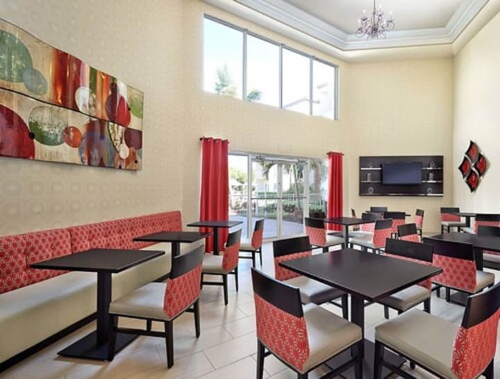Holiday Inn Express Hotel Naples Downtown - 5th Avenue
