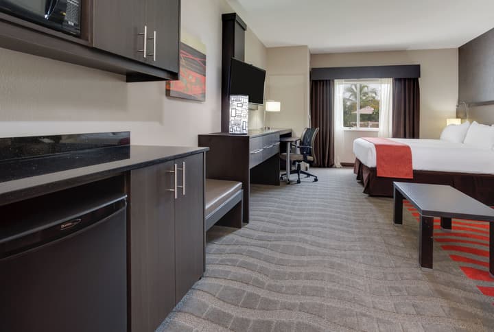 Holiday Inn Express Hotel Naples Downtown - 5th Avenue