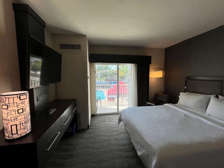 Holiday Inn Express Hotel Naples Downtown - 5th Avenue