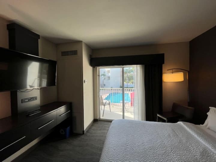 Holiday Inn Express Hotel Naples Downtown - 5th Avenue