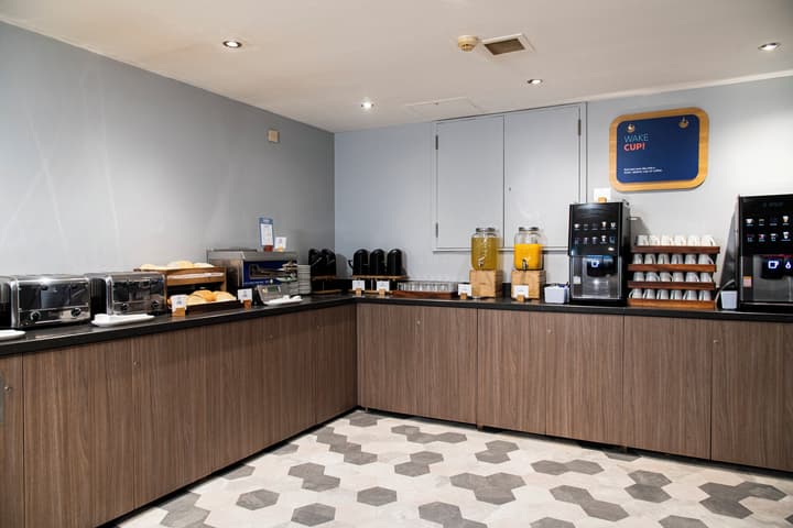 Holiday Inn Express Edinburgh Airport by IHG