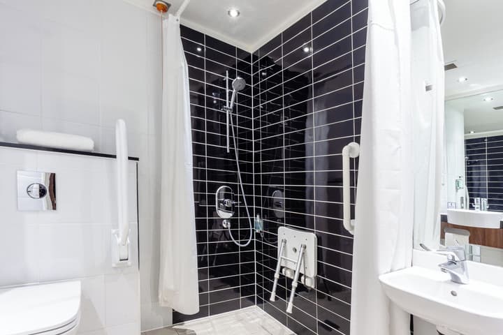 Holiday Inn Express Edinburgh Airport by IHG