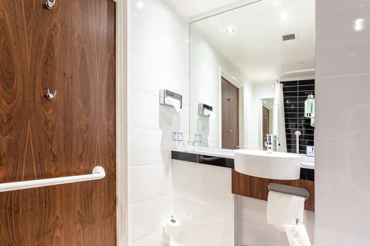 Holiday Inn Express Edinburgh Airport by IHG