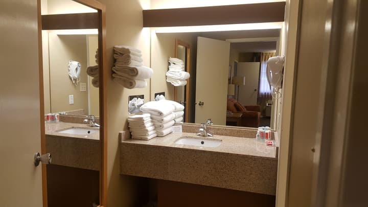 Econo Lodge Inn & Suites North Vancouver